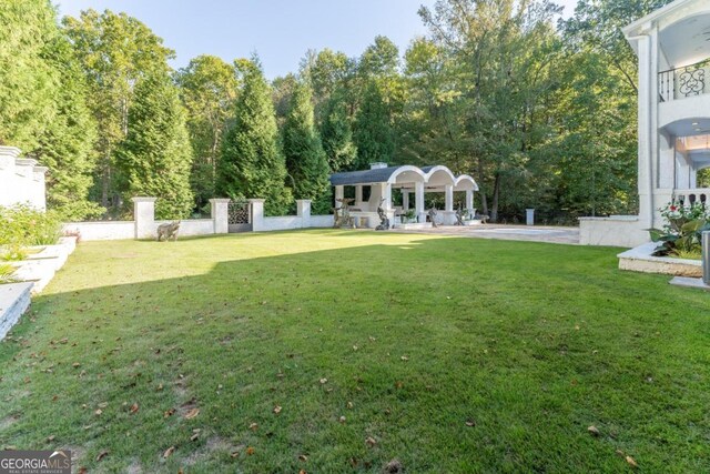 view of yard featuring a patio