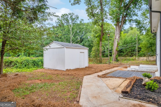 view of yard featuring a storage unit