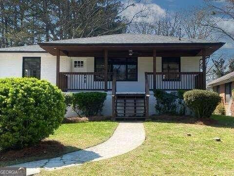 view of front of house with a front lawn and covered porch