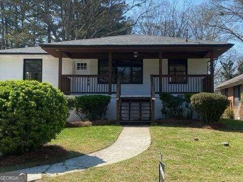 view of front facade with a front lawn and covered porch