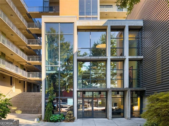 property entrance featuring a balcony