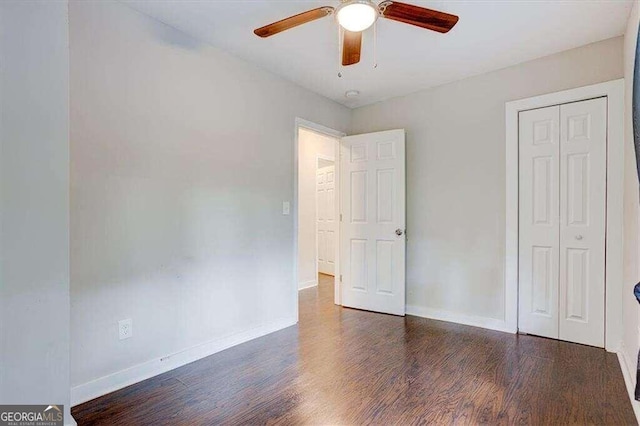 unfurnished bedroom with baseboards, wood finished floors, a ceiling fan, and a closet