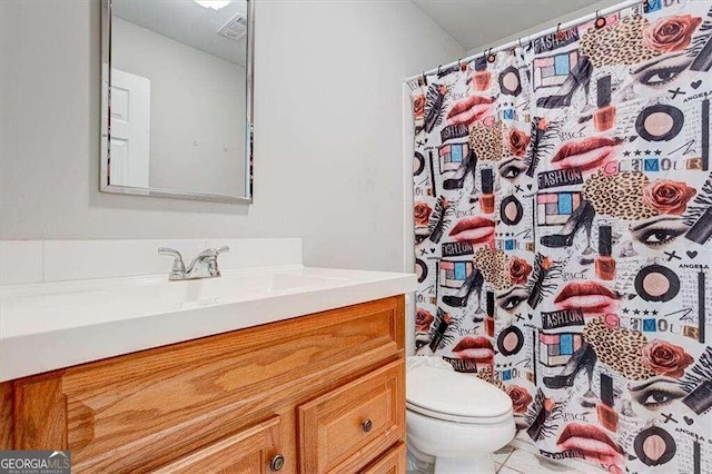 bathroom with vanity, toilet, visible vents, and a shower with shower curtain