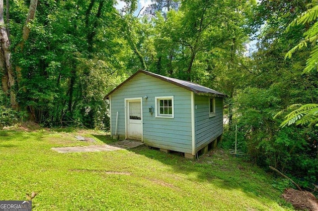 view of outdoor structure with a yard