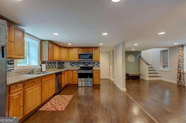 kitchen with tasteful backsplash, a sink, stainless steel appliances, dark wood-style floors, and recessed lighting