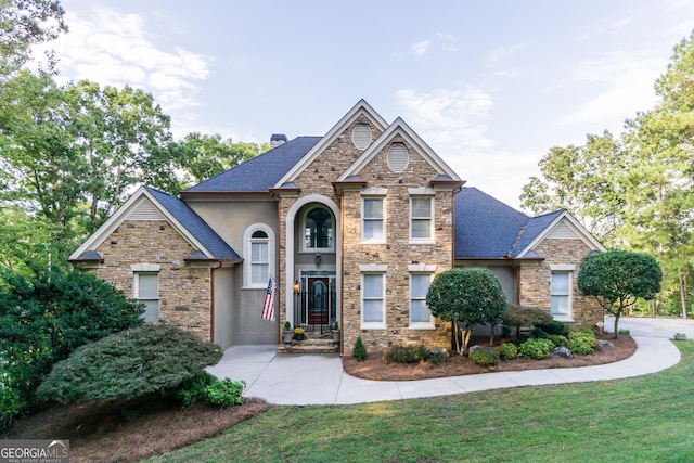 view of front of home featuring a front yard