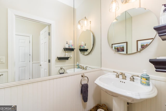 bathroom featuring sink