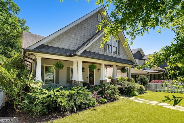 view of front facade featuring a front yard and a porch