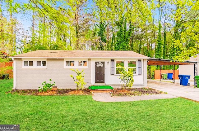 view of front of property featuring a front lawn and a carport