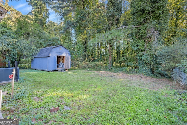 view of yard with a storage unit