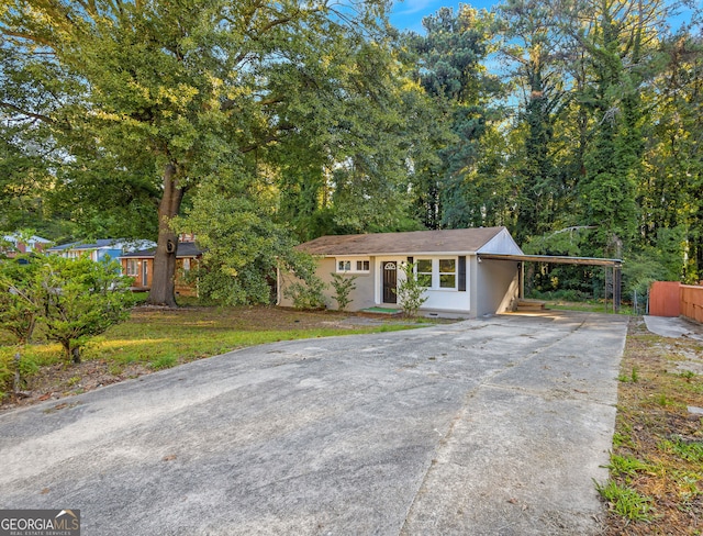 view of front of home featuring a carport and a front lawn