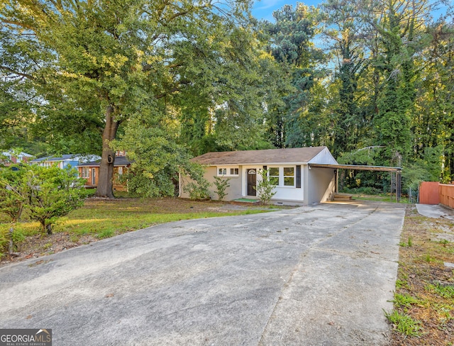 view of front of house featuring a front lawn and a carport