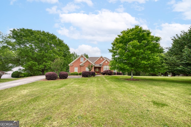 view of front of home featuring a front yard