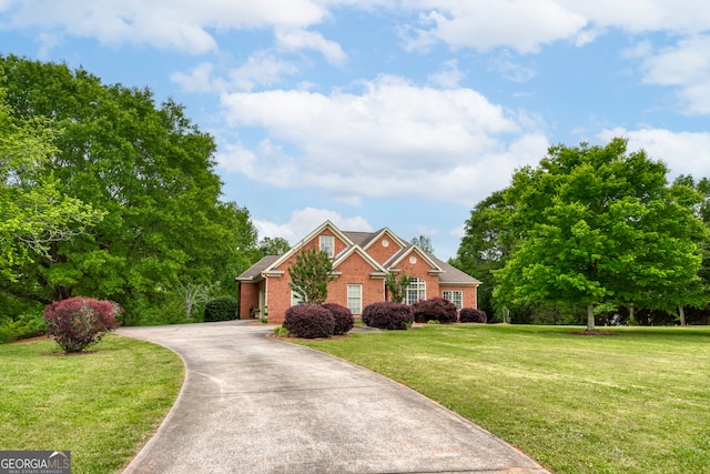 view of front of house featuring a front lawn