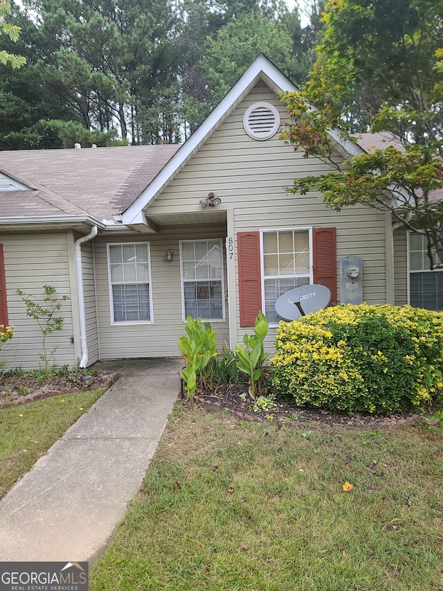 view of front of house featuring a front yard