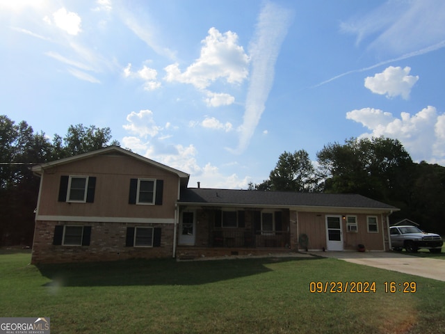 tri-level home featuring a front yard