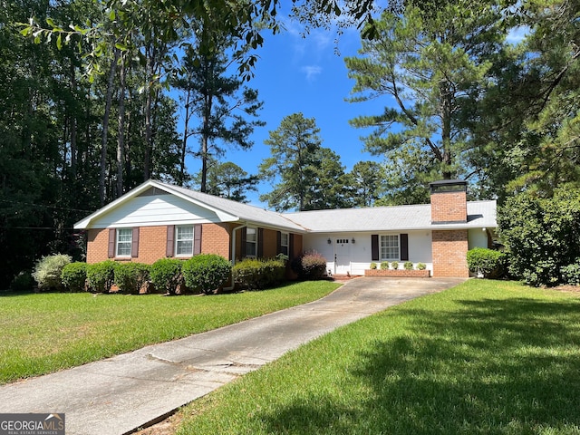 single story home with a front lawn