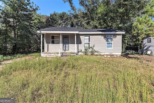 view of front of property with a front lawn and covered porch