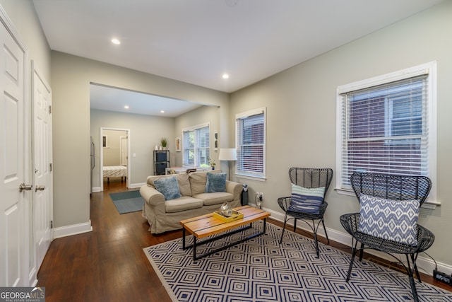 kitchen with a center island with sink, backsplash, sink, and a kitchen breakfast bar