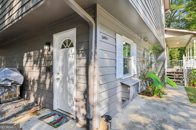 property entrance featuring covered porch