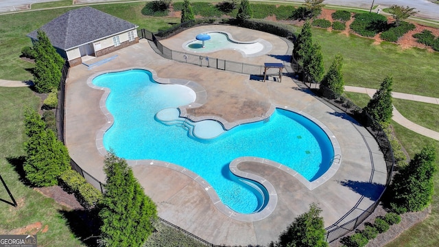 view of swimming pool