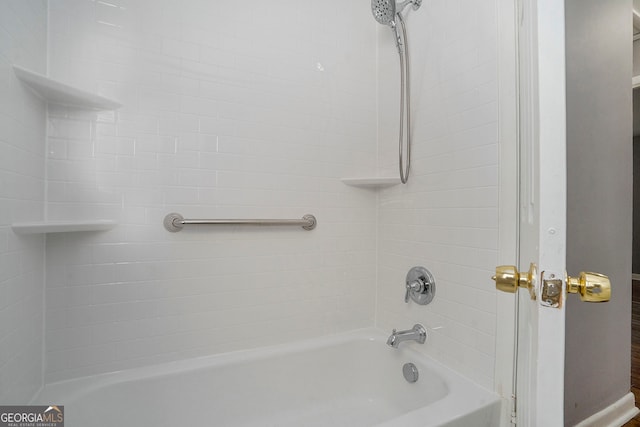 bathroom featuring tiled shower / bath combo