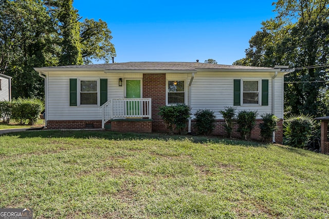 single story home with a front lawn