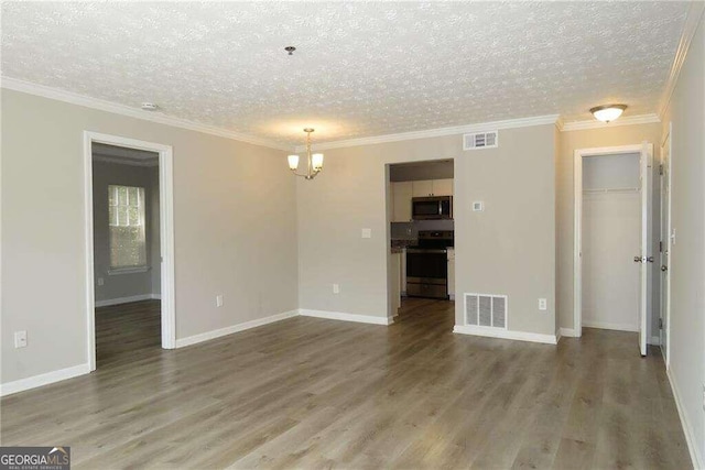 spare room featuring light hardwood / wood-style floors, crown molding, a chandelier, and a textured ceiling