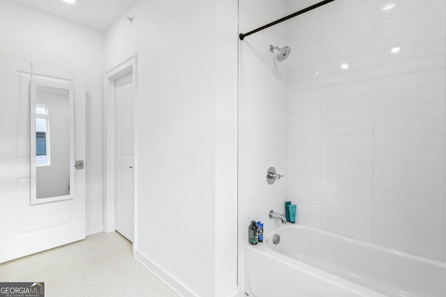 bathroom with tiled shower / bath combo