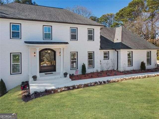 view of front of property with a front yard