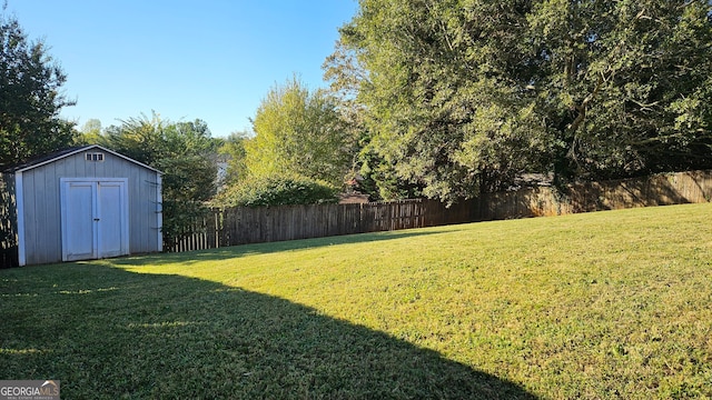 view of yard with a storage shed