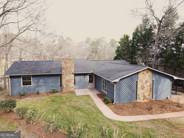 view of front facade featuring a front yard