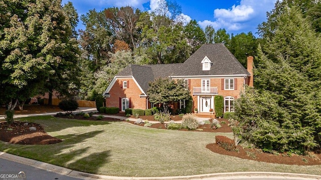 view of front of property featuring a front lawn