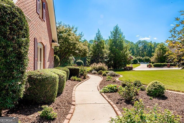 view of home's community featuring a lawn