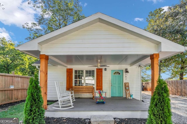 bungalow-style house featuring ceiling fan