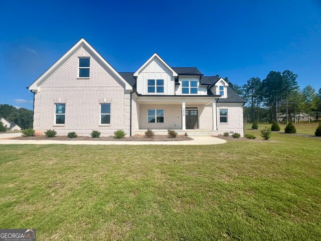 view of front facade with a front yard