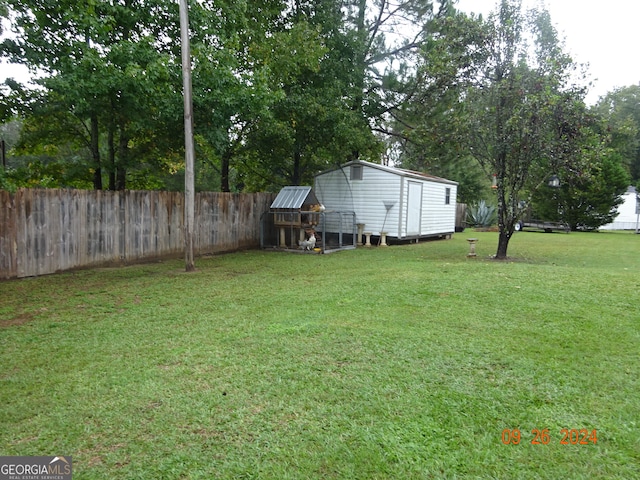 view of yard with a storage unit