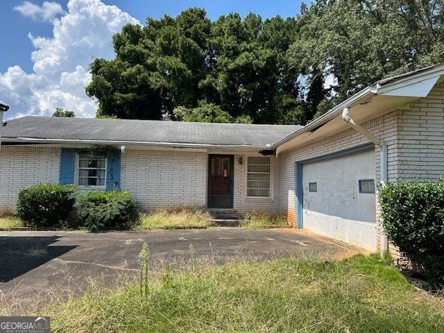 single story home featuring a garage