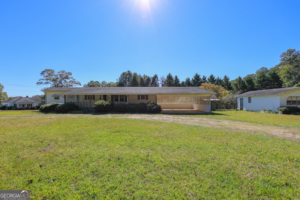 ranch-style home featuring a front lawn