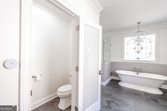 bathroom with crown molding, an inviting chandelier, a bath, and toilet