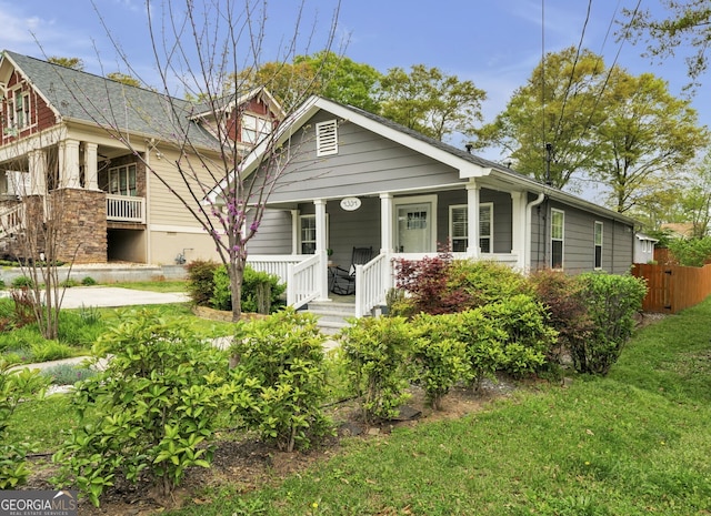 view of front of property featuring a porch and a front yard