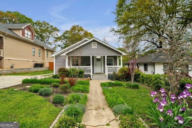 view of front of property with a front lawn and covered porch