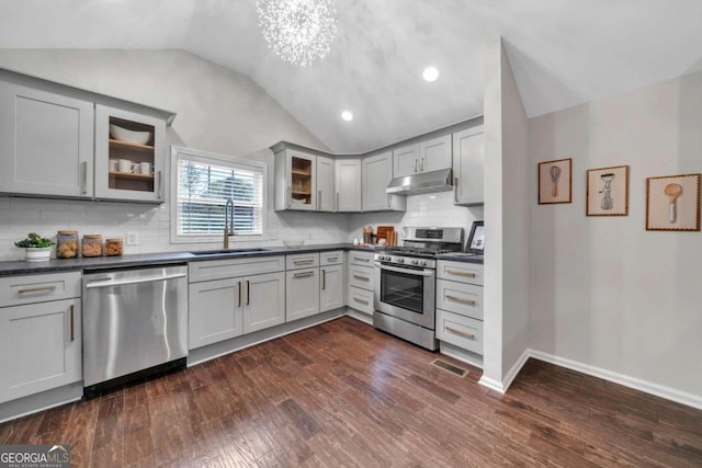 kitchen featuring lofted ceiling, sink, dark hardwood / wood-style flooring, appliances with stainless steel finishes, and gray cabinets