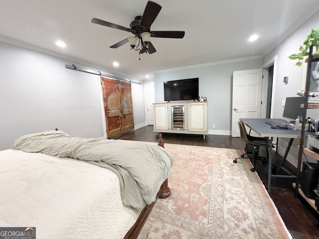 bedroom with ceiling fan, a barn door, crown molding, and dark hardwood / wood-style floors