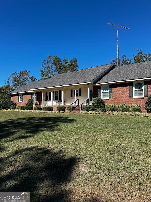 ranch-style house featuring a front yard