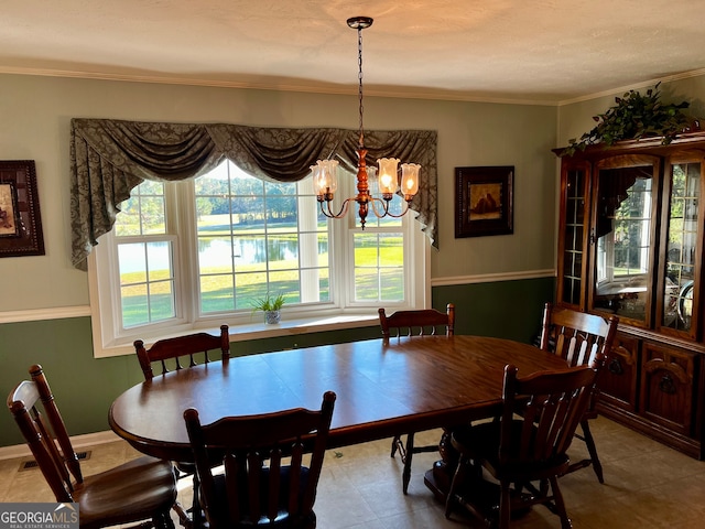 dining room with a textured ceiling, an inviting chandelier, and crown molding