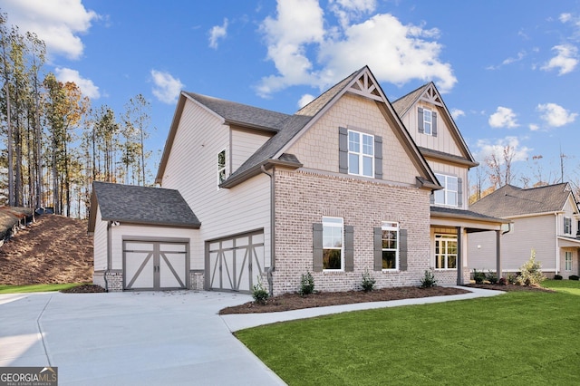 craftsman house featuring a front lawn and a garage