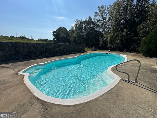 view of swimming pool