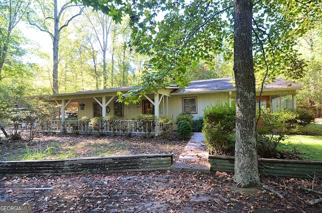 ranch-style house featuring covered porch