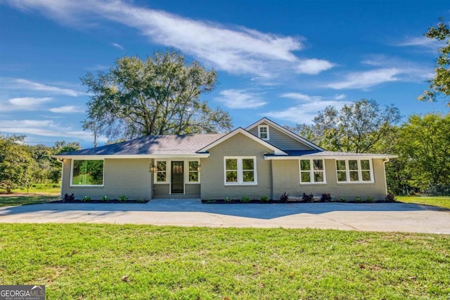 ranch-style house featuring a front yard